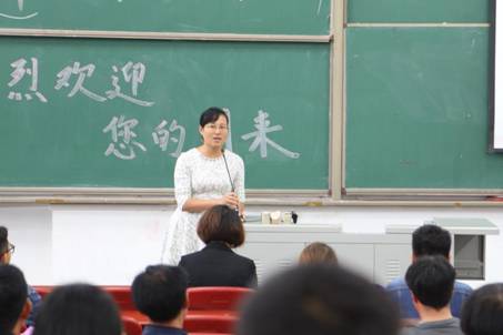 管理学院学工办主任周琳老师主持家长会